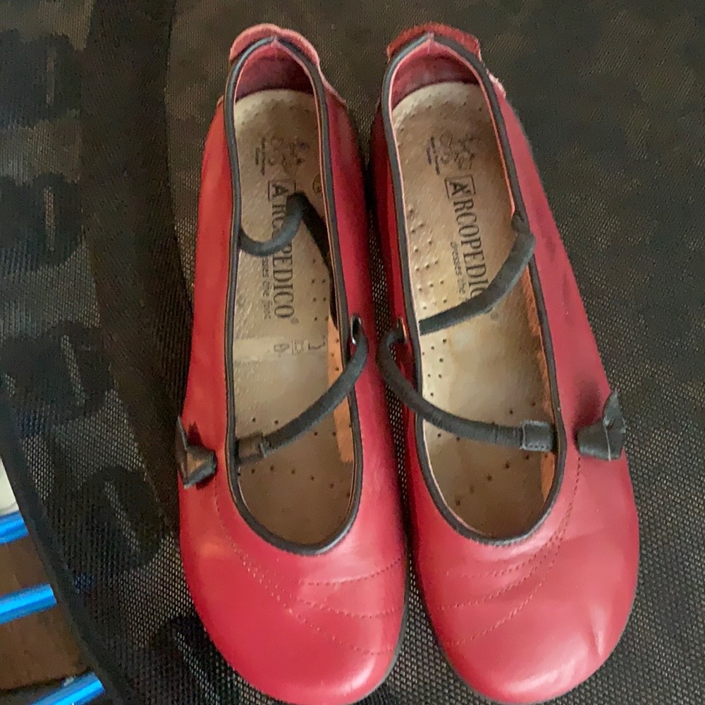 Red and black flats by Arcopedico